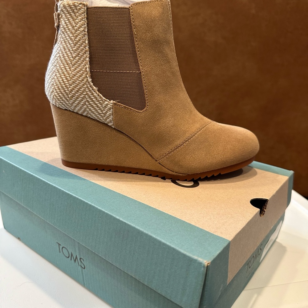 Tom Bailey Toffee Suede/Herringbone bootie heel size 7 shoe BRAND New never worn